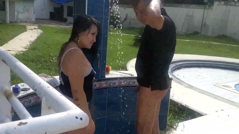 Femdom Austria: Memukul mereka di bawah kamar mandi