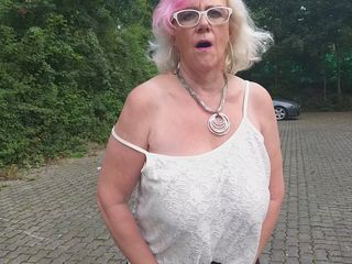 PureVicky66: Tysk mormor leker med sin favorit sexleksak utomhus