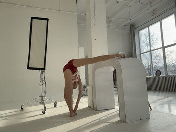 Skinny_lady69: Gim awek fleksibel dalam seluar pendek merah