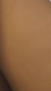 Massaggiatrice calda strofina il corpo sul cliente e riceve un sacco di sperma nel culo. Footjob, pompino, sborrata - tony tigger - carol fenix