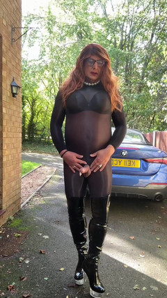 Kellycd2022: Crossdresser seksi kellycd2022 dengan stoking tubuh hitam seksi dan sepatu...