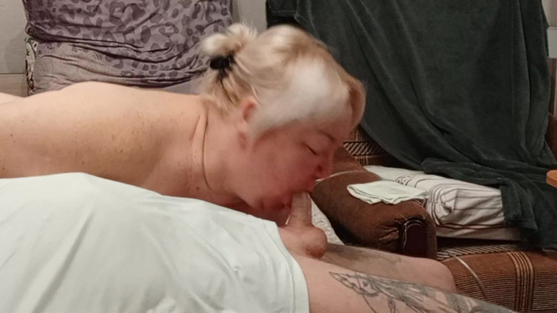 Zona901: Buurvrouw houdt ervan om een pik in haar keel te...