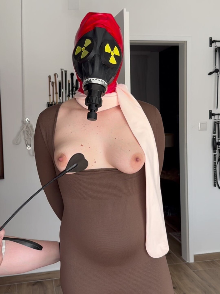 Elena917: Maschera antigas e strati in calze, gioco di tette bDSM