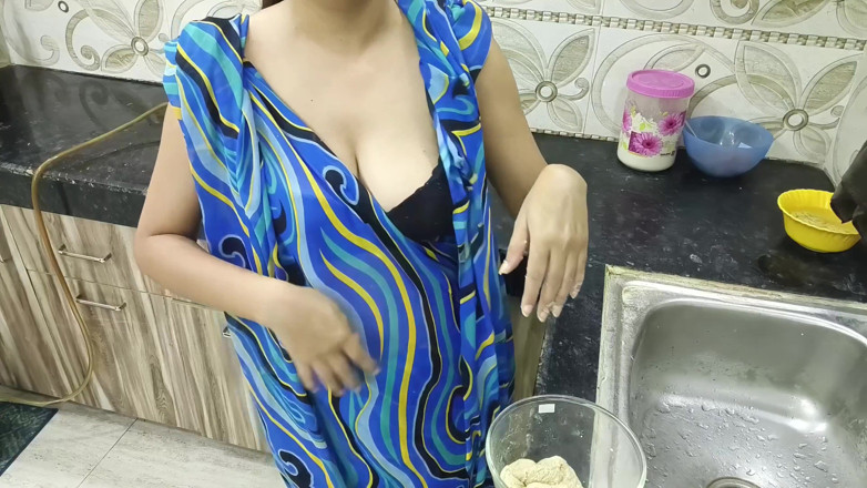 Saarabhabhi6: インドの継母と継息子がキッチンで カ・ナジャヤズ・ワラ・ピヤル・ベテ・セ・チュドワ・カル・アープナ・ヤール・バナ・リヤ・ヒンディー語 ダーティトーク