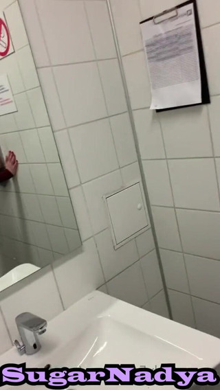 SugarNadya: Sono andato nel bagno dell'aeroporto con SugarNadya, l'ho spogliata e...