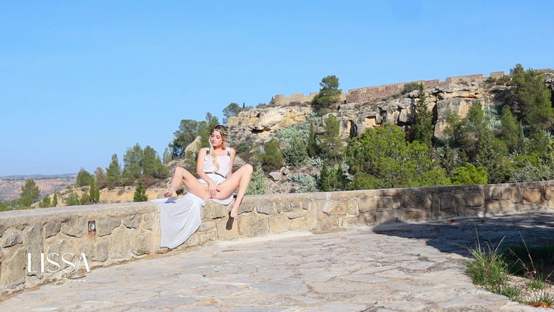 Lissa Brown: Tu diosa se masturba al aire libre