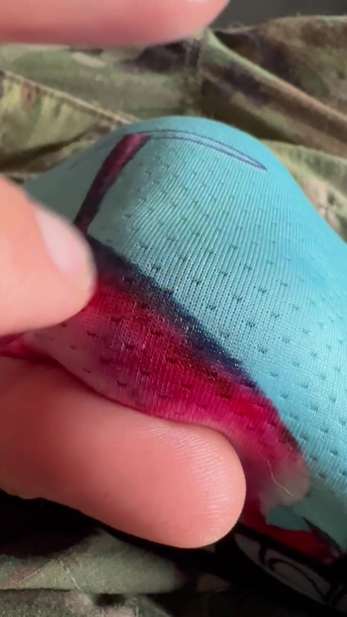 Gay Soldier Stuff: Un soldat se branle dans son uniforme d’armée et éjacule après...