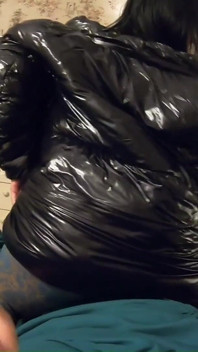 MILFYCALLA Kawan Saya Memancut 3 Kali Pada Downjacket Berkilat Hitam Baru Saya!