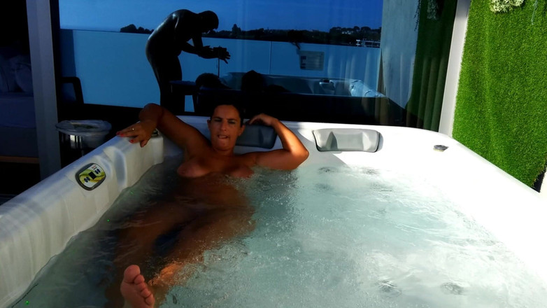 DreamStudioCouple: Jacuzzi chaud