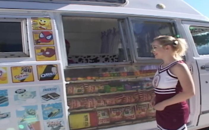 The Window of Sex: 热冰淇淋场景-4_busty大学金发女郎在冰淇淋卡车上玩得很开心