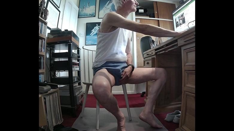 bigears: Sudut pandangan rendah berbogel dengan rakaman dekat pancutan mani pada...