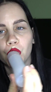 Anna chupa um vibrador, um boné e um sapato