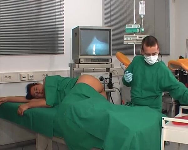 Rubber & Clinic Studio - 1ATOYS: Fetiș ginecologică - examen anal de colonoscopie