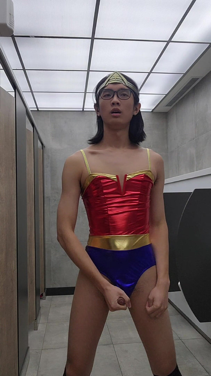 NotAFuta: Wonder Woman Ekshibicjonistka