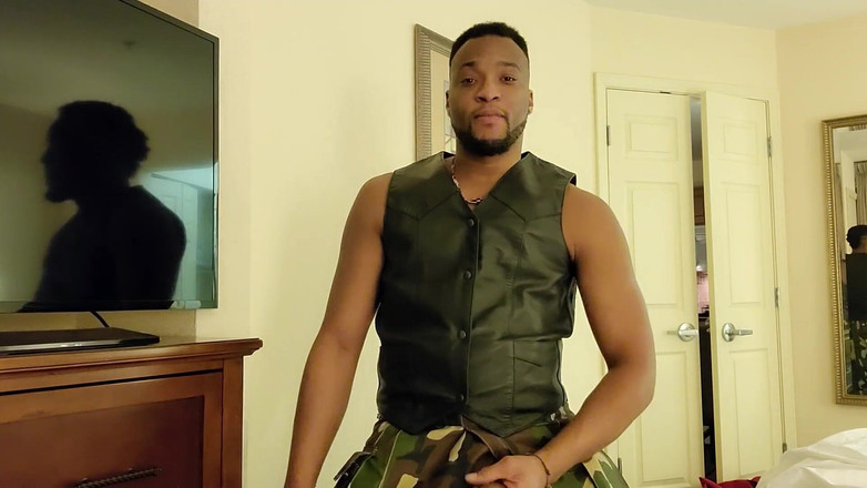 Kennie Jai: Kenniejai si to dělá v kiltu