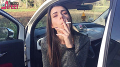 Smokin Fetish: Splendida ragazza fuma un sigaro all'aperto