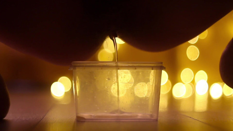 Hairypussyangel: 给我奴隶的畅快小便饮料