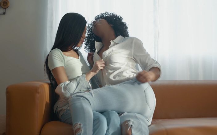 SweetheartVideo: Lesbijskie piękności 20 Scena 1: Oszałamiające lesbijki pragną cipki