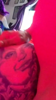 Mor peruklu dövmeli götlü seksi Stella Mae'i parçaladım