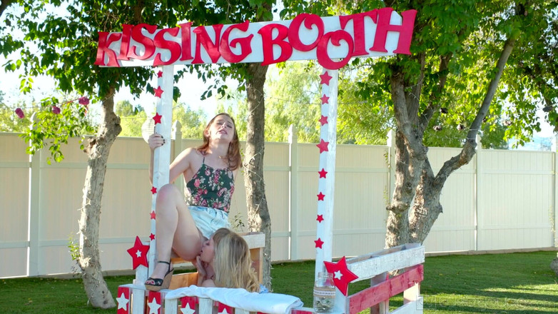 Web Young: Die zierliche Ivy Wolfes charity Kissing Booth wird wild, als...