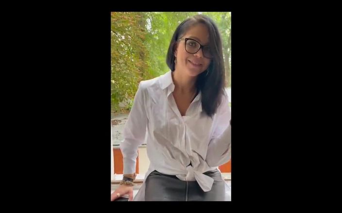 Shione Cooper: Tham gia tôi hút thuốc và một lần nữa phỏng...