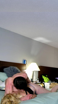 Sie nimmt es auf allen vieren und am ende baumelt vom bett, kämpft, es am ende in ihren arsch zu stecken