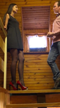 Hübsches mädchen verkauft haus und fickt mit riesigem schwanz