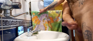 Zona901: V koupelně mi dívka pomáhá masturbovat mého ptáka
