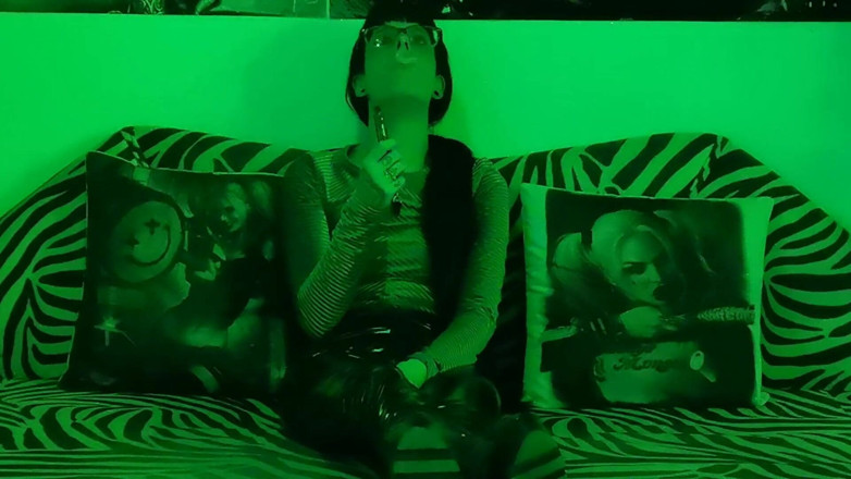 Beth Kinky: Smoking mistress cam
