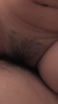 Dieser süße Engel mit dem hübschen Gesicht hat sich ausgezogen und im Stil eines Cowgirls