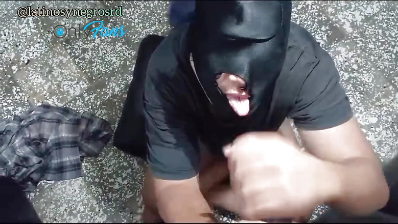 Dominicano: 我吮吸我朋友的巨大黑色厚鸡巴，他很喜欢。