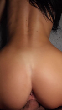 Seksi Ukraynalı sürtük Nikita Reznikova yarak emiyor ve sikiliyor