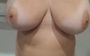Emma Alex: Slowmotion, gros plan sur les seins naturels