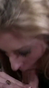 Peituda loira milf cavalga pau grosso no trono