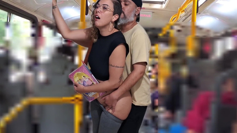 Gabi SweetCouplesStories: Slampig student får spermasprut på bussen