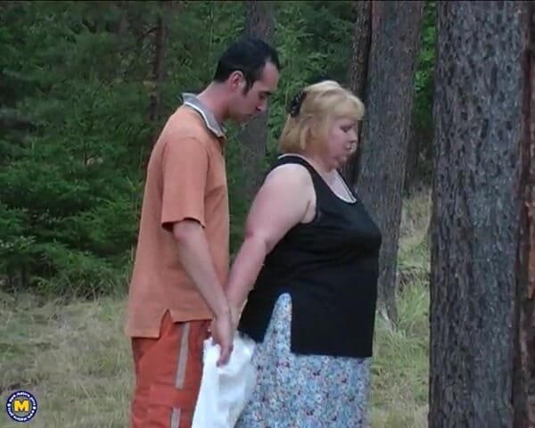 Mature NL: Blond BBW knullas hårt i skogen
