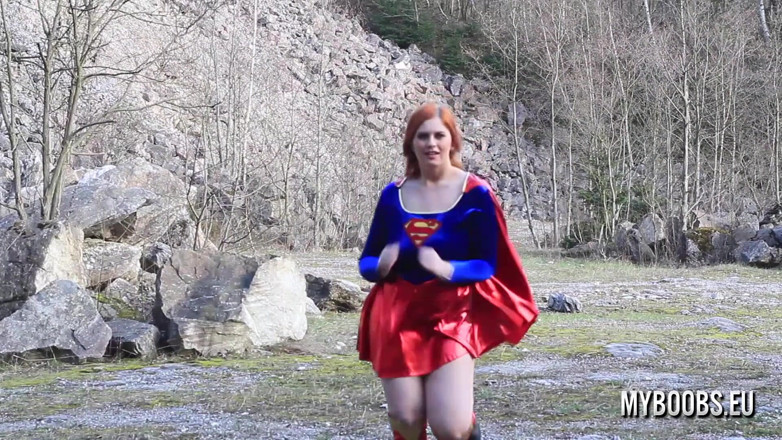 My Boobs: Alexsis Faye, superwoman à forte poitrine, cosplay en plein air