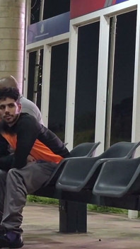 Dal jsem zadek černochovi na autobusové zastávce
