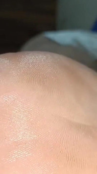 Bôi dầu lên solo mịn chân tôn sùng trêu chọc