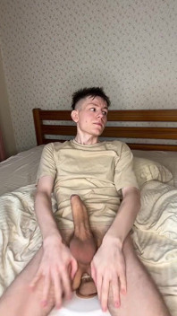Twink's Edgy pik plaagt en komt klaar