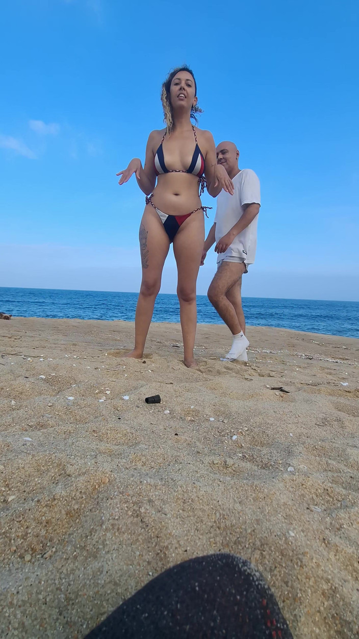Gabi SweetCouplesStories: Godendo la spiaggia e mostrando il Mio corpo.