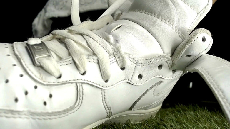 Maeling: Monsters Füße Turnschuh Wachstum - die alte Fußriesin, Wachstumsfetisch, Turnschuhe zerreißen...