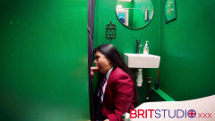 Brit Studio: Chica asiática chupa polla en el gloryhole