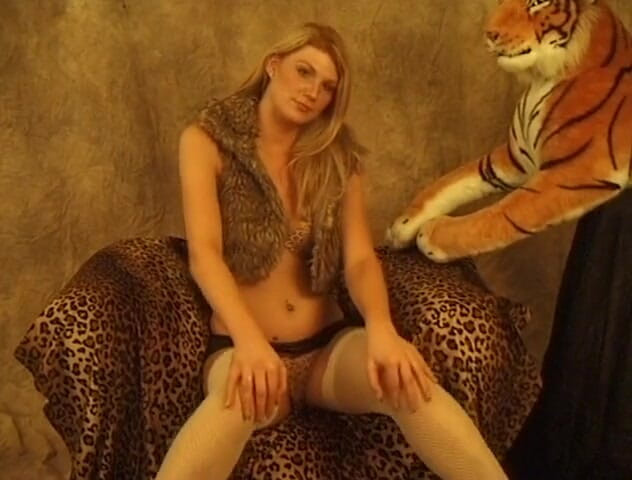 Flash Model Amateurs: Lingerie harimau untuk pelacur pirang