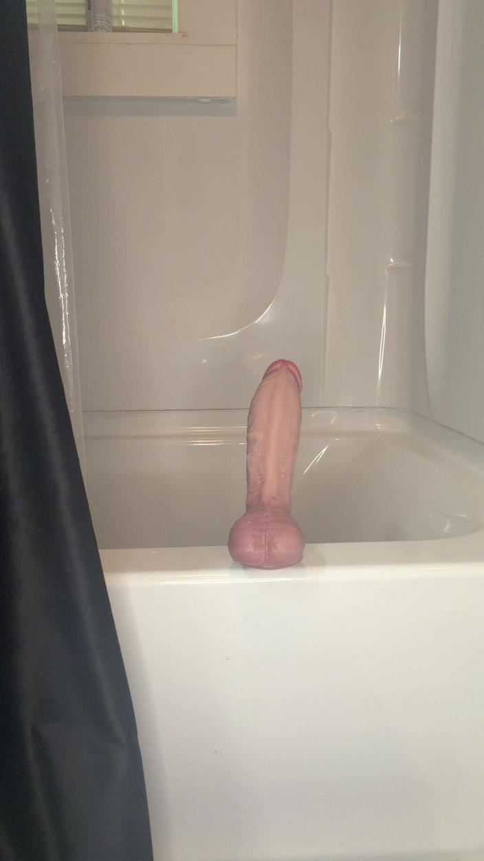 KingDom24: Bini jalang mengongkek dildo besar di bilik mandi
