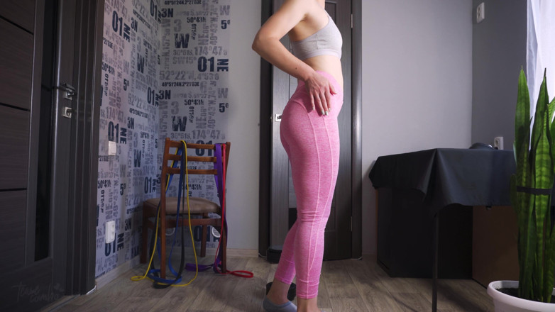 Teasecombo 4K: MILF putih dengan pantat besar mengusik garis seluar dalam bingkap...