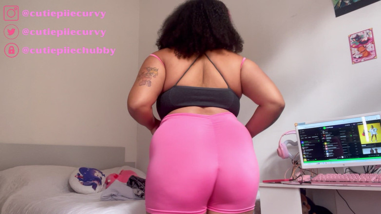 Cutiepiie Chubby: Femeie mare și țâțoasă încearcă jambierele de la sală