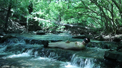 barenakedboy: Flexion près de la cascade, essayant de se faufiler un...