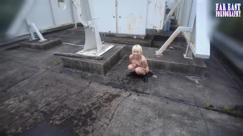 Far East pornography: Stänkande lek med en blond skönhet som dränker sig själv...