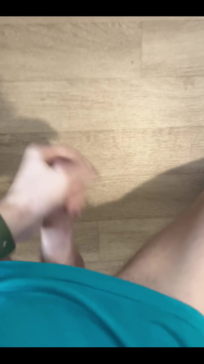 Johnny69227: Aku lagi asik ngocok bosku sambil berlutut!